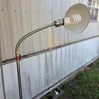 Adjustable floor lamp
