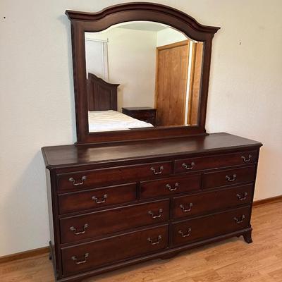 Heritage Canadian 9-Drawer Dresser with Mirror