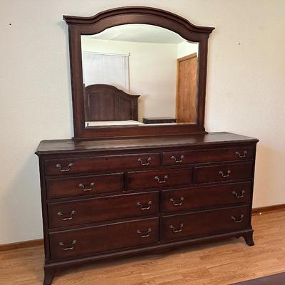 Heritage Canadian 9-Drawer Dresser with Mirror