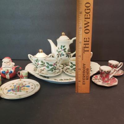 LOT 79F: Miniature Holiday Teasets