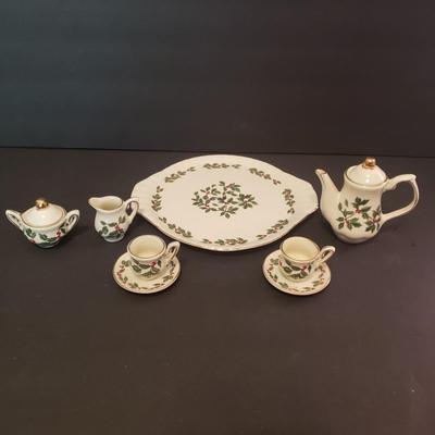 LOT 79F: Miniature Holiday Teasets