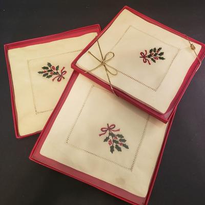 LOT 149F: Collection of New & Vintage Christmas Items