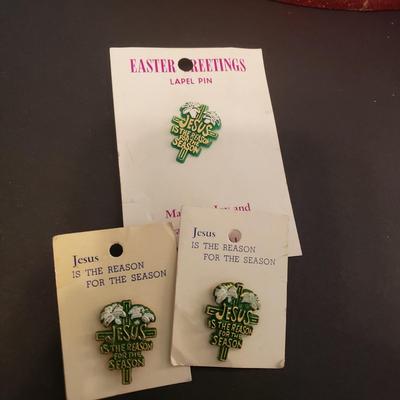LOT 149F: Collection of New & Vintage Christmas Items