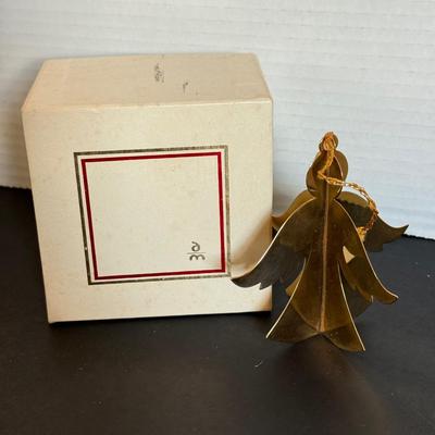 LOT 161L: Vintage 1970s Danbury Mint Annual Christmas Tree Ornaments w:m/ Boxes