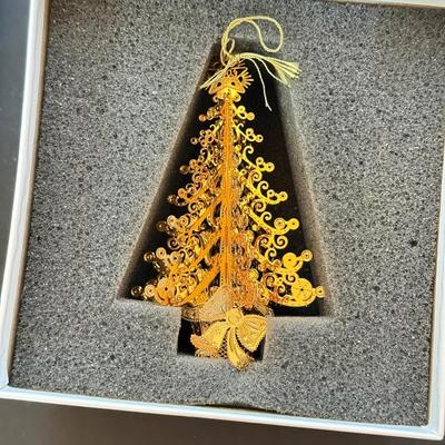 LOT 165L: 2000s Danbury Mint Annual Christmas Tree Ornaments w/ Boxes