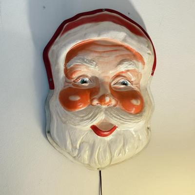 LOT 167L: 1950 Royal Electric Co No. 930 Blow Mold Santa Face Wall Hanging (works)