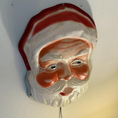 LOT 167L: 1950 Royal Electric Co No. 930 Blow Mold Santa Face Wall Hanging (works)