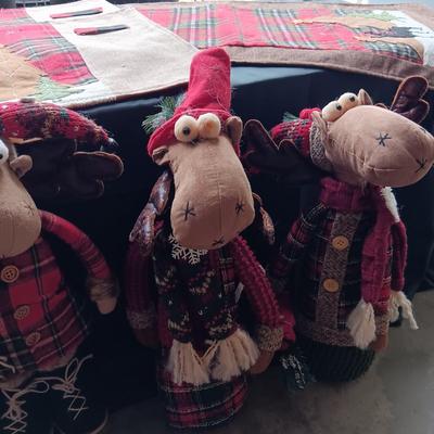 3 VERY CUTE FREE STANDING MOOSE AND 4 PLACEMATS WITH MATCHING TABLE RUNNER