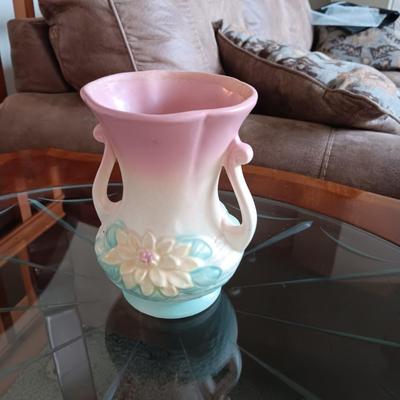 HULL ART VASE 6 1/2 IN GREAT CONDITION (1)