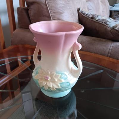 HULL ART VASE 6 1/2 IN GREAT CONDITION (1)