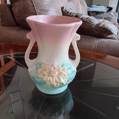 HULL ART VASE 6 1/2 IN GREAT CONDITION (1)