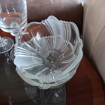 MIKASA BOWLS, FRANCISCAN CRYSTAL STEMWARE AND COLORED GLASS SERVING PIECES