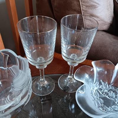 MIKASA BOWLS, FRANCISCAN CRYSTAL STEMWARE AND COLORED GLASS SERVING PIECES