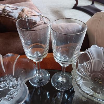 MIKASA BOWLS, FRANCISCAN CRYSTAL STEMWARE AND COLORED GLASS SERVING PIECES