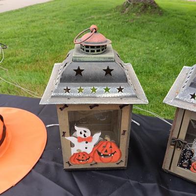 2 HALLOWEEN CANDLE LANTERNS AND WITCH HATS THAT ARE SUPPOSE TO LIGHT UP