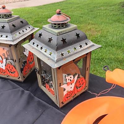 2 HALLOWEEN CANDLE LANTERNS AND WITCH HATS THAT ARE SUPPOSE TO LIGHT UP