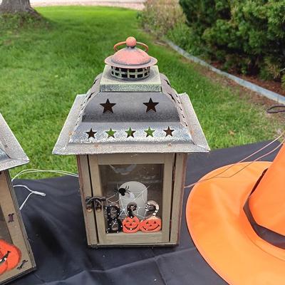 2 HALLOWEEN CANDLE LANTERNS AND WITCH HATS THAT ARE SUPPOSE TO LIGHT UP