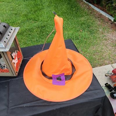 2 HALLOWEEN CANDLE LANTERNS AND WITCH HATS THAT ARE SUPPOSE TO LIGHT UP