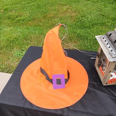 2 HALLOWEEN CANDLE LANTERNS AND WITCH HATS THAT ARE SUPPOSE TO LIGHT UP
