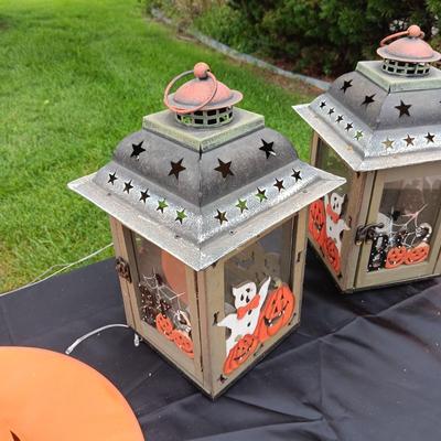 2 HALLOWEEN CANDLE LANTERNS AND WITCH HATS THAT ARE SUPPOSE TO LIGHT UP