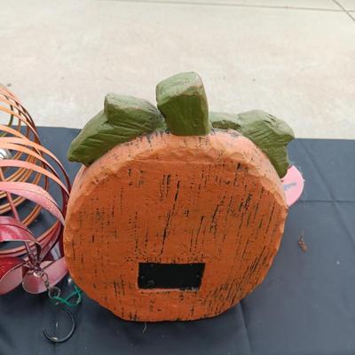 2 HALLOWEEN STAKED LIGHTS, 2 LIT PUMPKINS AND A METAL SPIRAL DECORATION