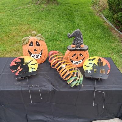 2 HALLOWEEN STAKED LIGHTS, 2 LIT PUMPKINS AND A METAL SPIRAL DECORATION
