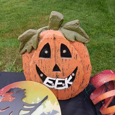2 HALLOWEEN STAKED LIGHTS, 2 LIT PUMPKINS AND A METAL SPIRAL DECORATION