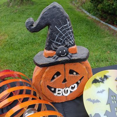 2 HALLOWEEN STAKED LIGHTS, 2 LIT PUMPKINS AND A METAL SPIRAL DECORATION