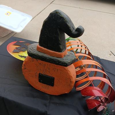 2 HALLOWEEN STAKED LIGHTS, 2 LIT PUMPKINS AND A METAL SPIRAL DECORATION