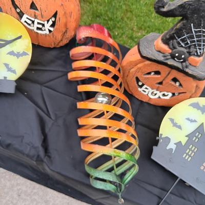 2 HALLOWEEN STAKED LIGHTS, 2 LIT PUMPKINS AND A METAL SPIRAL DECORATION