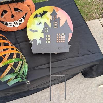 2 HALLOWEEN STAKED LIGHTS, 2 LIT PUMPKINS AND A METAL SPIRAL DECORATION