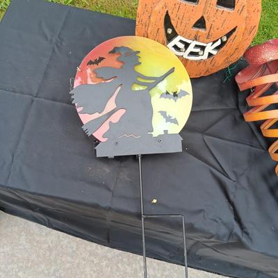 2 HALLOWEEN STAKED LIGHTS, 2 LIT PUMPKINS AND A METAL SPIRAL DECORATION