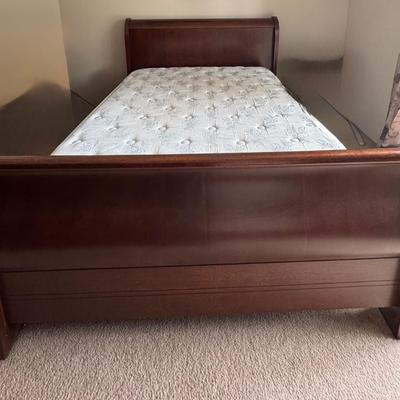 Beautiful Queen sized bed.