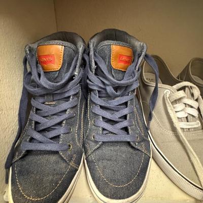 Shoes size 7 to 7 1/2 women’s.