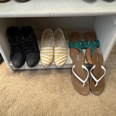 Shoes size 7 to 7 1/2 women’s.