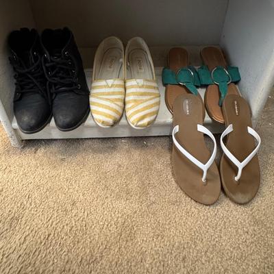 Shoes size 7 to 7 1/2 women’s.
