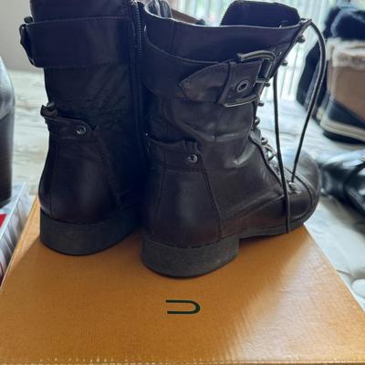Shoes size 7 to 7 1/2 women’s.