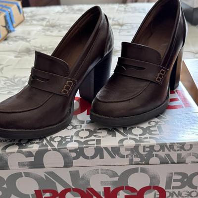 Shoes size 7 to 7 1/2 women’s.