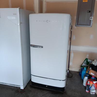 A GREAT RETRO GE REFRIGERATOR