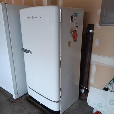 A GREAT RETRO GE REFRIGERATOR