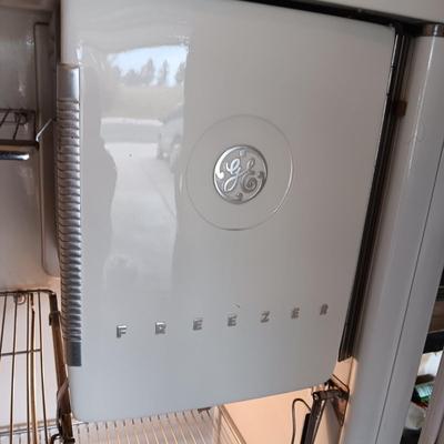 A GREAT RETRO GE REFRIGERATOR
