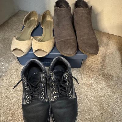 Shoes size 7 to 7 1/2 women’s.