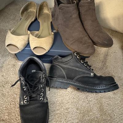 Shoes size 7 to 7 1/2 women’s.