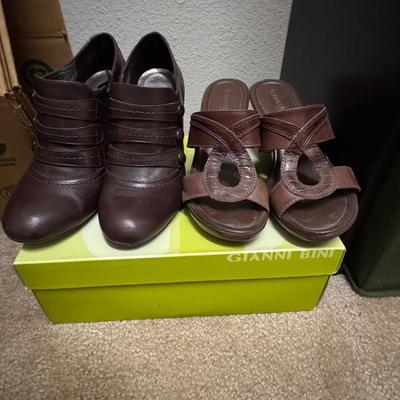 Shoes size 7 to 7 1/2 women’s.