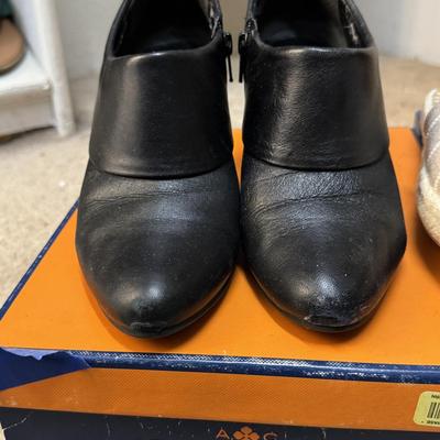 Shoes size 7 to 7 1/2 women’s.