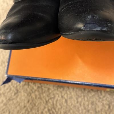 Shoes size 7 to 7 1/2 women’s.