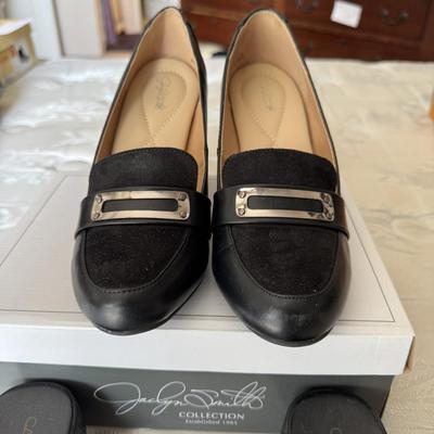 Shoes size 7 to 7 1/2 women’s.