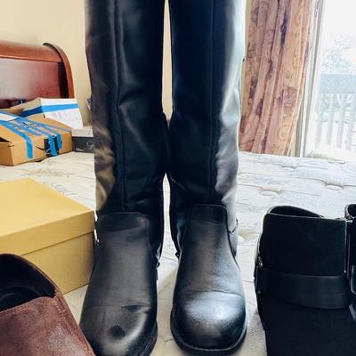 Boots size 7 to 7 1/2 women’s.