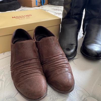Boots size 7 to 7 1/2 women’s.