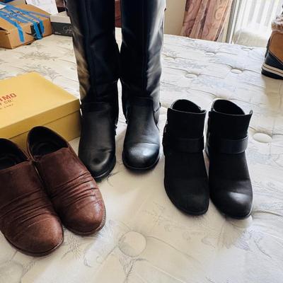 Boots size 7 to 7 1/2 women’s.